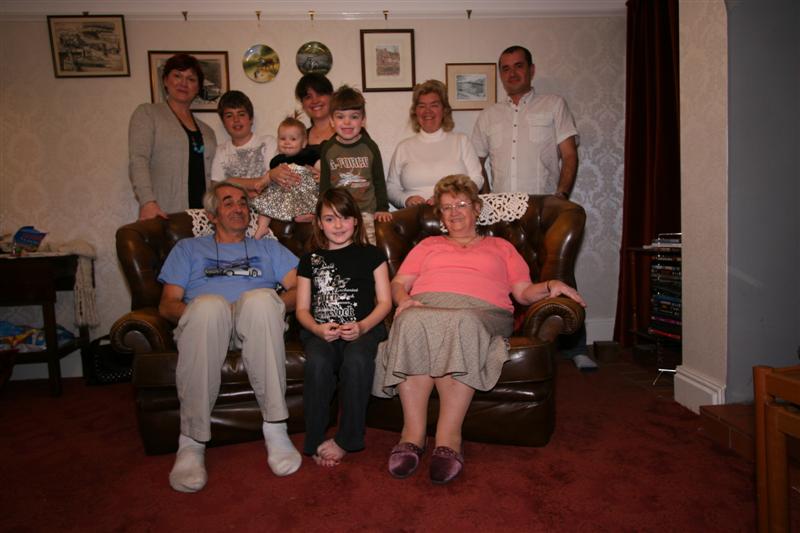 Jess_UKVisit2008-More (12).JPG - UK - The Britains (clockwise from back left - Auntie Lois, Daniel, Me, Mummy, Alex, GrandMum, Uncle Dave, Great GrandMum, Katie and GrandDad)